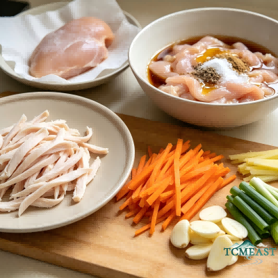 Stir-Fried Shredded Chicken Breast with Carrots