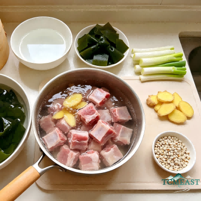 Kelp and Spare Ribs Soup